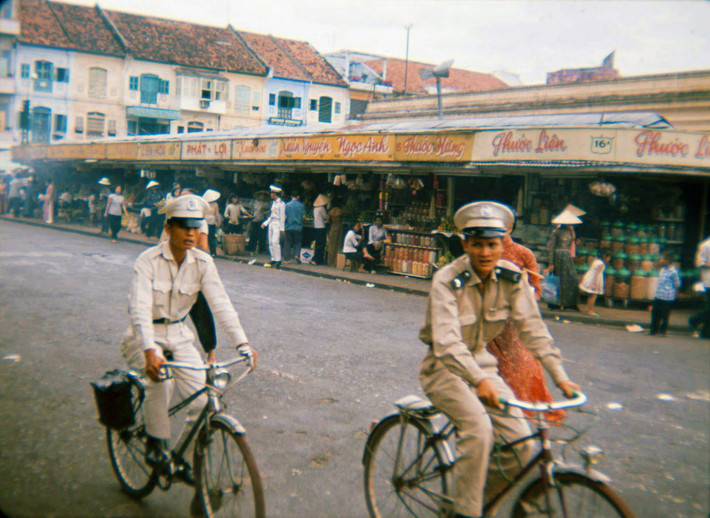 Đường Lê Thánh Tôn, mặt sau chợ Bến Thành.