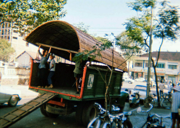 Trên đường Huỳnh Thúc Kháng, gần đại lộ Nguyễn Huệ.