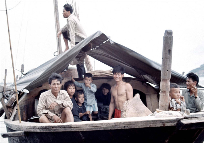 Đại gia đình trên thuyền cá.