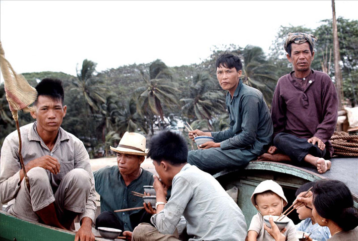 Bữa trưa trên thuyền của gia đình ngư dân.