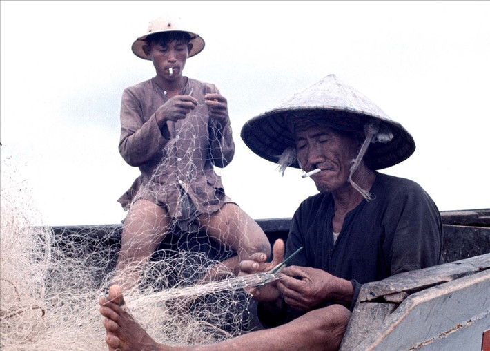 Vá những lỗ thủng trên lưới.