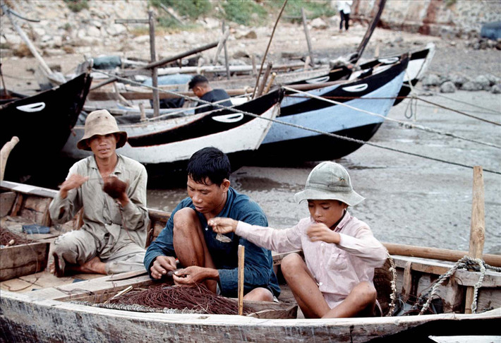 Kiểm tra lưới sau một chuyến đánh bắt.