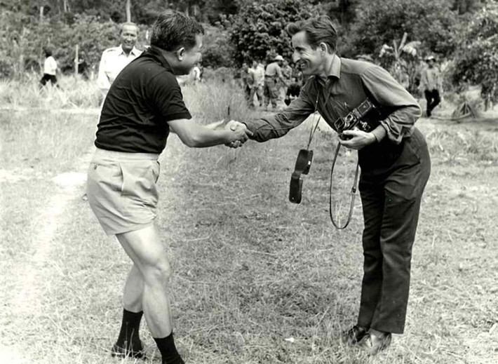 Quốc vương Norodom Sihanouk và nhiếp ảnh gia Raymond Cauchetier.