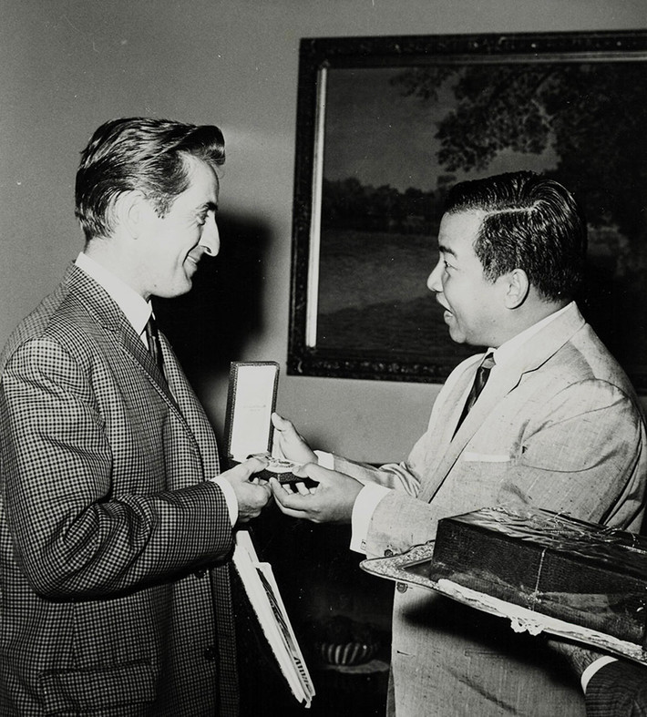 Quốc vương Norodom Sihanouk và nhiếp ảnh gia Raymond Cauchetier.