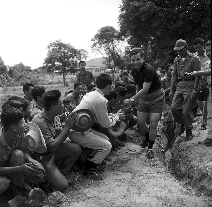 Quốc vương Campuchia Norodom Sihanouk thăm một đơn vị quân đội.