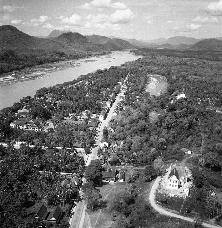 Cổ đô Luang Prabang của Lào thập niên 1950 nhìn từ máy bay.