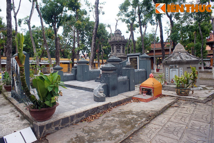Khuôn viên chùa Giác Lâm (đường Lạc Long Quân, Q.Tân Bình, TP.HCM) là nơi đặt lăng mộ của Thượng thư Bộ Công Ngô Nhân Tịnh, một vị quan và nhà văn nổi tiếng đất Sài Gòn xưa.