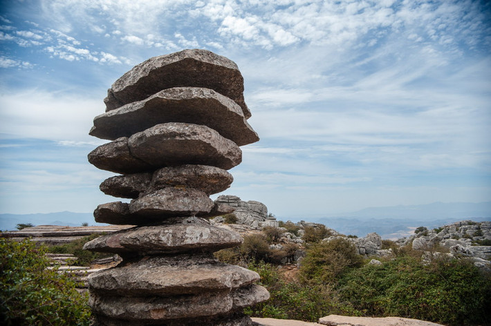Mộ đá Antequera (Tây Ban Nha). Nằm tại trung tâm vùng Andalusia ở miền Nam Tây Ban Nha, mộ đá Antequera gồm ba khu mộ nằm dưới lòng đất gắn với hai cảnh quan núi đá độc đáo La Peña de los Enamorados và El Torcal được coi là một trong những công trình đáng chú ý nhất của thời tiền sử châu Âu.