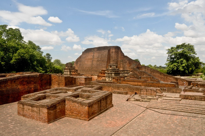 Đại học Nalanda (Ấn Độ). Di tích Nalanda nằm ở bang Bihar, phía Đông Bắc Ấn Độ, là tu viện và trung tâm học thuật Phật giáo tồn tại từ thế kỷ thứ 3 TCN đến thế kỷ thứ 13 SCN, được coi là đại học cổ xưa nhất của lục địa Tiểu Ấn. Ngày nay địa điểm này vẫn còn lưu giữ nhiều bảo tháp, đền thờ, tịnh xá và nhiều công trình khác.