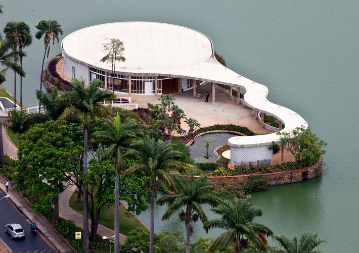 Quần thể kiến trúc hiện đại Pampulha (Brazil). Đây là một dự án đô thị nằm quanh hồ Pampulha bao gồm một casino, một phòng tập khiêu vũ, câu lạc bộ golf và nhà thờ Saint Francis của Assisi. Các tòa nhà được thiết kế bởi kiến trúc sư Oscar Niemeyer phối hợp cùng kiến trúc sư cảnh quan Roberto Burle Marx và các nghệ sĩ theo chủ nghĩa hiện đại của Brazil.