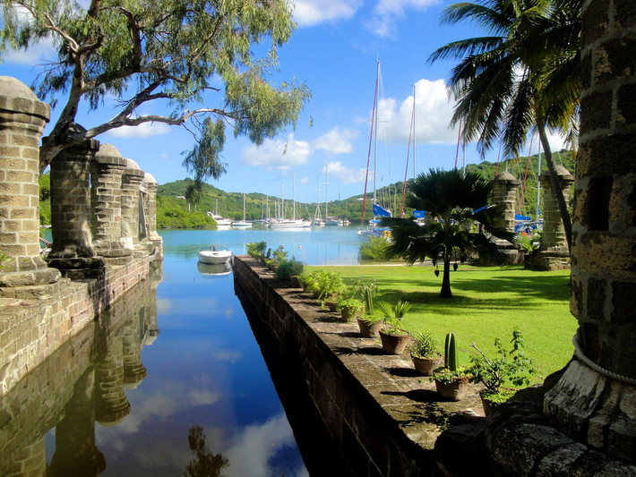 Xưởng đóng tàu Hải quân Antigua và các địa điểm khảo cổ liên quan (Antigua và Barbuda). Di sản thế giới mới này nằm bên bờ vịnh sâu, hẹp của đảo quốc Antigua, gồm một nhóm các tòa nhà hải quân Gruzia mang phong cách Georgian với tường thành bao quanh. Vào thế kỷ 18, nơi đây là xưởng đóng tàu của hải quân Anh với nhân công chủ yếu là nô lệ châu Phi.