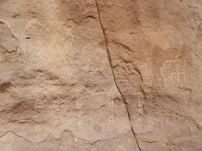 Cảnh quan Ennedi Massif (Chad). Ennedi Massif là một di sản thiên nhiên - văn hóa hỗn hợp với cảnh quan ngoạn mục của địa hình đá sa thạch bị bào mòn cùng hệ thống các hình ảnh được vẽ và khắc vào bề mặt đá của hang động, hẻm núi, được công nhận là công trình nghệ thuật lớn nhất trên đá ở sa mạc Sahara.