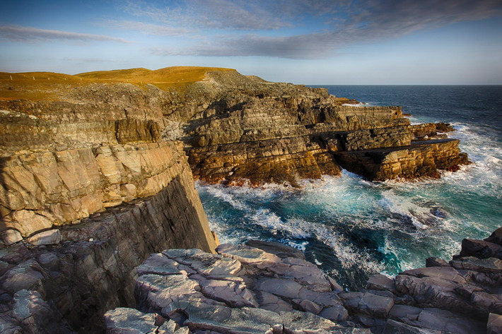 Di chỉ Mistake Point (Canada). Nằm ở phía Đông Nam của đảo Newfoundland, miền Đông Canada, Mistake Point là một dải vách đá ven biển gồ ghề kéo dài 17km. Khu vực này là nơi lưu giữ lượng hóa thạch khổng lồ của các sinh vật thời kỳ Ediacaran (580-560 triệu năm trước), được coi là minh họa sống động cho một bước ngoặt trong lịch sử của sự sống trên Trái đất.