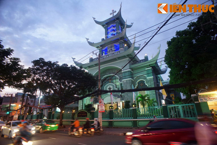 Toạ lạc tại số 190 đường Lê Văn Sĩ F10 quận Phú Nhuận, nhà thờ Ba Chuông là một công trình kiến trúc tôn giáo rất độc đáo của TP HCM.