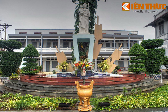 Đài Thánh Giuse trong khuôn viên nhà thờ.