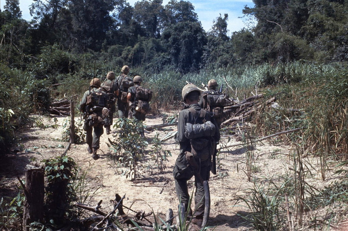 Lính Sư đoàn Dù 101 trong một cuộc tuần tra năm 1966.