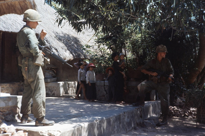 Lính Sư đoàn dù 101 lục soát một ngôi làng ở miền Trung năm 1966.
