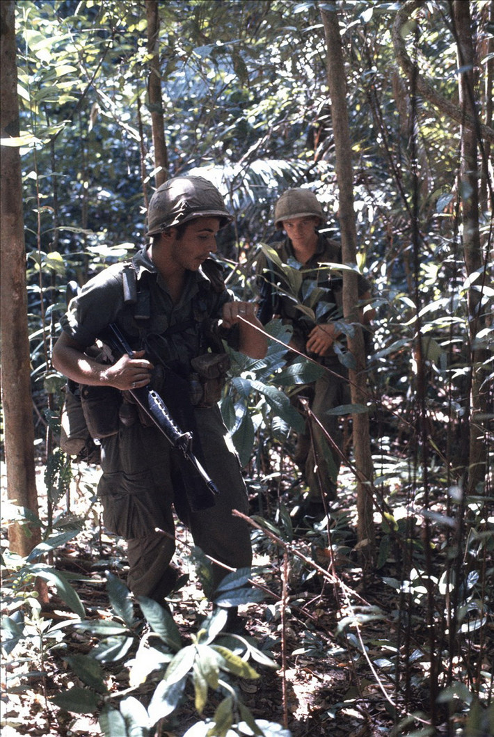 Một binh sĩ với khẩu M16.
