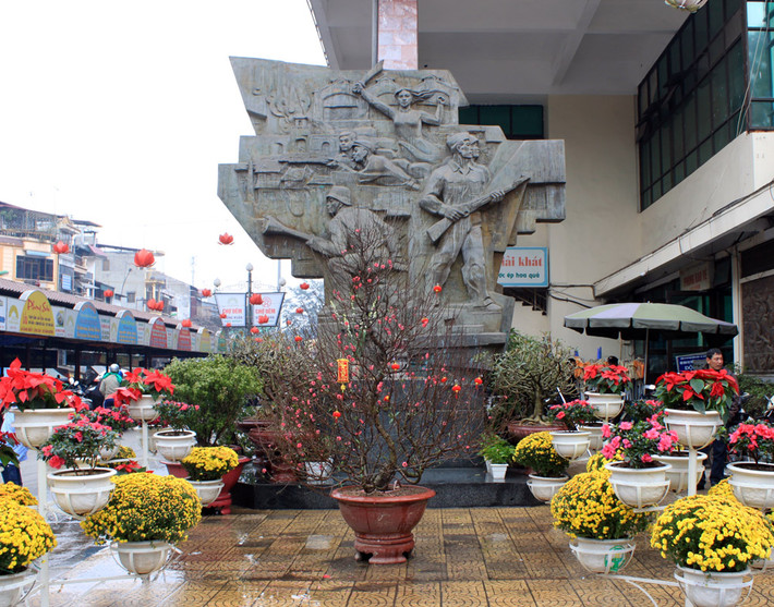 Để ghi nhớ chiến công này, bức phù điêu “Hà Nội mùa đông năm 1946” đã được dựng cạnh chợ để ghi nhớ tinh thần “Quyết tử để Tổ quốc quyết sinh” của quân và dân Hà Nội thời kỳ Toàn quốc kháng chiến. (Bài có sử dụng tư liệu của Bảo tàng Lịch sử Quân sự Việt Nam).