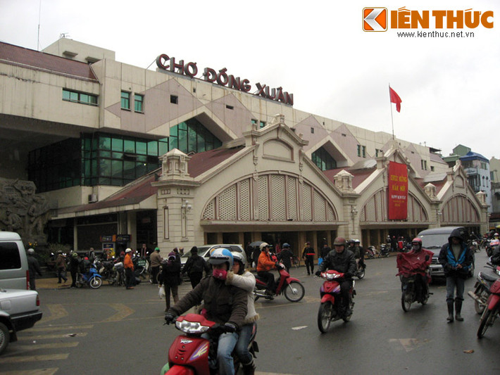 Trân đánh chợ Đồng Xuân nổ ra trong bối cảnh cuộc chiến đấu ở Liên khu I (Đông Bắc Hà Nội, gồm phần lớn quận Hoàn Kiếm hiện nay) đi vào giai đoạn gay go quyết liệt nhất. Đầu tháng 2/1947, quân Pháp được tiếp viện, từ Hải Phòng lên với ý đồ đánh bật các đơn vị của ta ra khỏi các cửa ô và tiêu diệt toàn bộ Trung đoàn Thủ đô.