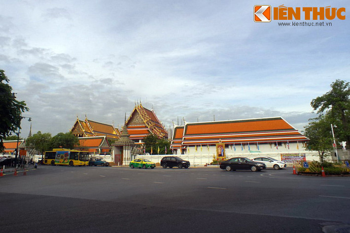 Nằm ở quận Phra Nakhon, chùa Wat Pho hay Chùa Đức Phật ngồi tựa lưng, là ngôi chùa lớn nhất và cổ nhất ở Bangkok, Thái Lan.