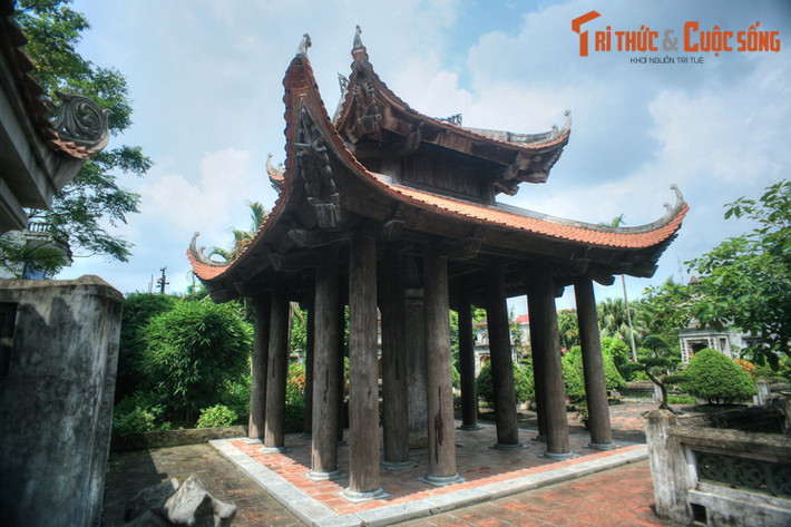 Chùa có tên Nhất Trụ do ở sân trước có cột đá Nhất Trụ. Đây là một cột kinh Lăng Nghiêm được dựng từ cuối thế kỷ thứ 10. Thạch kinh lớn và cổ nhất Việt Nam này đã được công nhận là Bảo vật quốc gia.