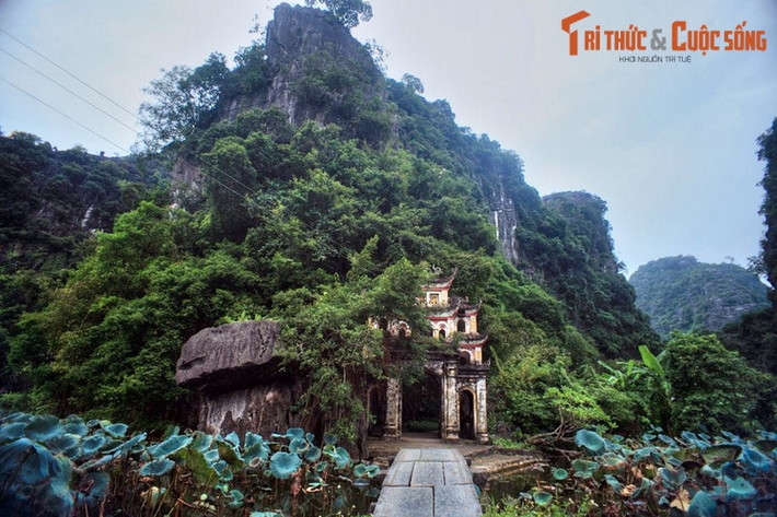 1. Nằm trên dãy núi đá vôi Trường Yên thuộc xã Ninh Hải, huyện Hoa Lư, chùa Bích Động là ngôi chùa cổ độc đáo và nổi tiếng bậc nhất của mảnh đất Ninh Bình. Chùa được hình thành từ năm 1428, đầu thời Hậu Lê.