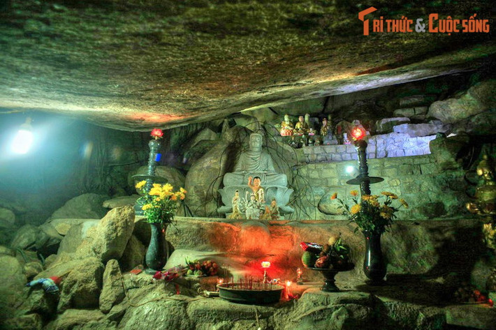 Đi vào trong, lòng hang rộng chừng 5 mét, sâu khoảng 20 mét, nhuốm màu thâm nghiêm, huyền bí. Bàn thờ Phật của chùa Hang được đặt trang trọng ở trung tâm của hang. Phía sau bàn thờ Phật có đường thông lên núi, nơi có thể phóng tầm mắt ra cả bốn phía...
