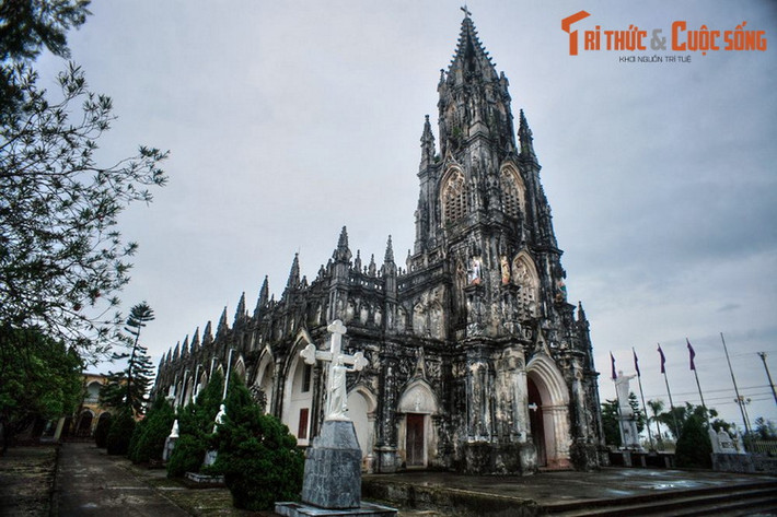 19. Nhà thờ Trà Cổ nằm ở phường Trà Cổ, TP Móng Cái, tỉnh Quảng Ninh, được mệnh danh là nhà thờ lớn và đẹp nhất vùng Đông Bắc. Nhà thờ hình thành từ năm 1857, năm 1913 được xây mới theo kiến trúc Gothic. Năm 2017, công trình được tháo dỡ để xây lại do đã xuống cấp.
