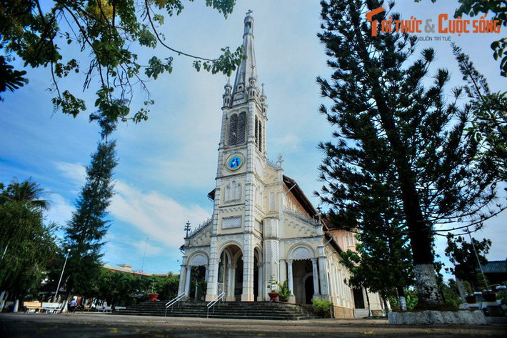16. Nhà thờ Cái Bè nằm ở thị trấn Cái Bè, huyện Cái Bè, tỉnh Tiền Giang, được coi là nhà thờ đẹp nhất miền Tây. Công trình được xây dựng vào khoảng những năm 1930, theo kiểu kiến trúc Roman. Mặt ngoài nhà thờ có các họa tiết trang trí cầu kỳ hiếm nhà thờ nào khác sánh bằng.