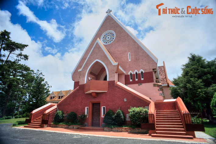 11. Nhà thờ Domaine De Marie hay nhà thờ Mai Anh nằm ở phường 6 TP Đà Lạt, hình thành từ năm 1930, có kiến trúc như hiện tại từ năm 1943. Nhà thờ nổi tiếng thứ hai của Đà Lạt này được biết đến với bố cục kiến trúc có nhiều điểm cách tân độc đáo.