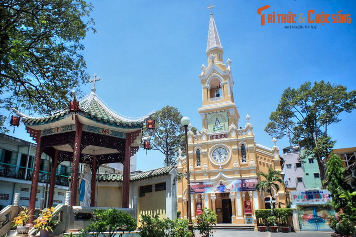 18. Nhà thờ Cha Tam Tọa được xây dựng từ năm 1900 – 1902, lạc tại số 25 đường Học Lạc, quận 5, TP HCM. Đây là một nhà thờ cổ có kiến trúc thú vị với phong cách Gothic châu Âu kết hợp với những yếu tố văn hóa đặc trưng của người Hoa ở vùng Chợ Lớn xưa.