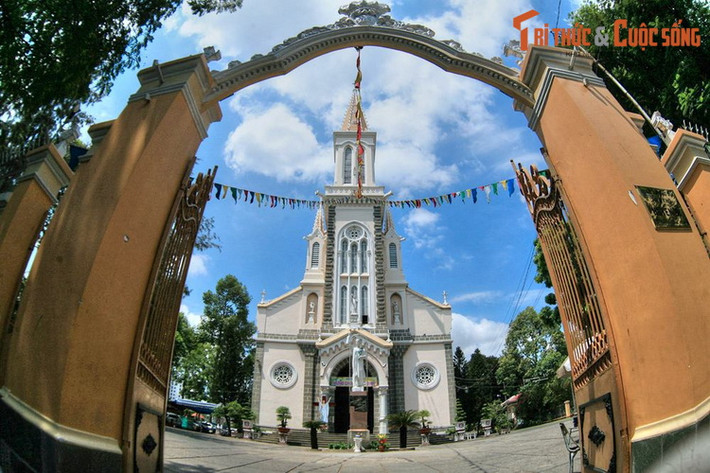 13. Nhà thờ Huyện Sỹ được xây dựng từ năm 1902–1905 theo phong cách kiến trúc Gothic, nằm tại góc đường Nguyễn Trãi – Tôn Thất Tùng ở quận 1 TP. HCM. Công trình do ông bà Lê Phát Ðạt, tức Huyện Sỹ – người giàu nhất Sài Gòn thời giờ, hiến đất và xuất 1/7 gia tài để xây dựng.
