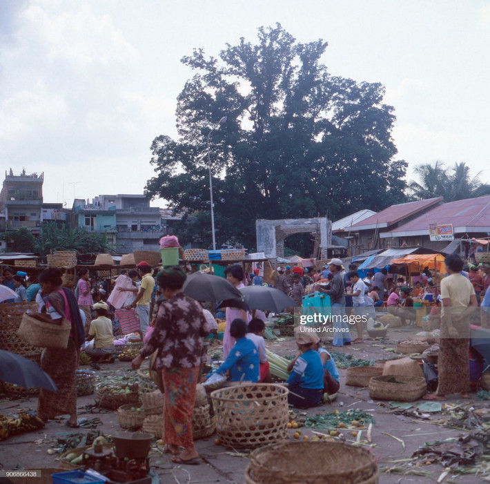 Người mua kẻ bán tấp nập trong khu chợ địa phương.