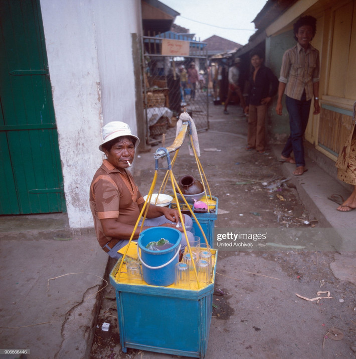 Quầy giải khát ở đầu con ngõ nhỏ tại Denpasar.