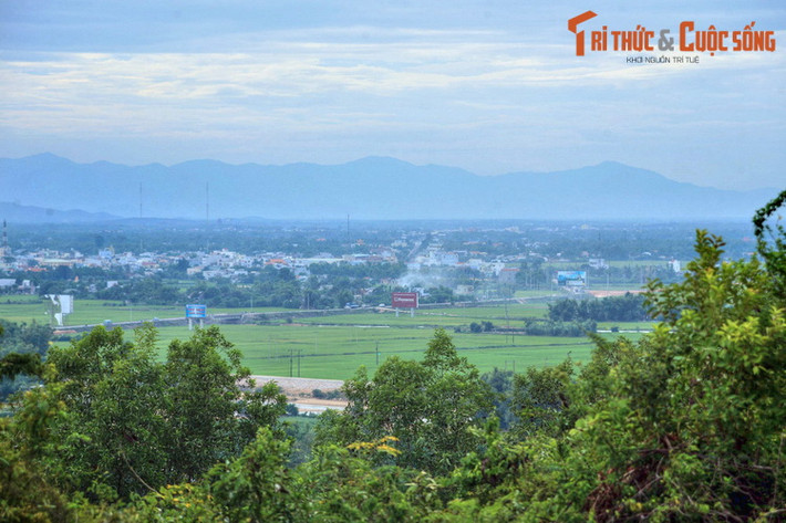 Phong cảnh Bình Định nhìn từ tháp Bánh Ít.