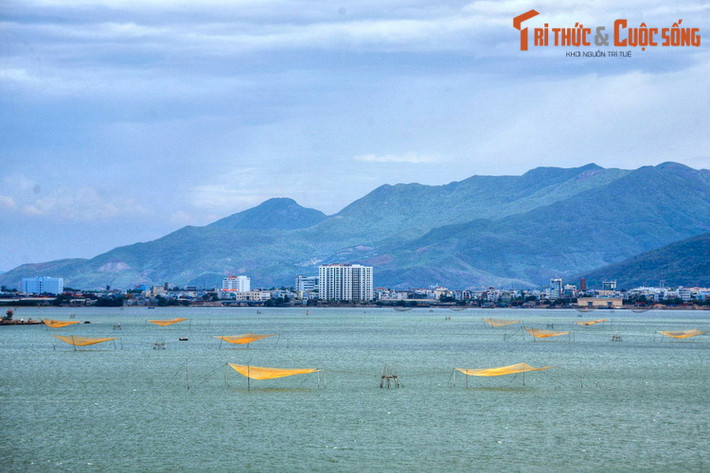 Thành phố Quy Nhơn nhìn từ cầu Thị Nại.