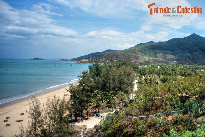 Từ núi Xuân Vân nhìn xuống làng phong Quy Hòa và bãi biển Quy Hòa.