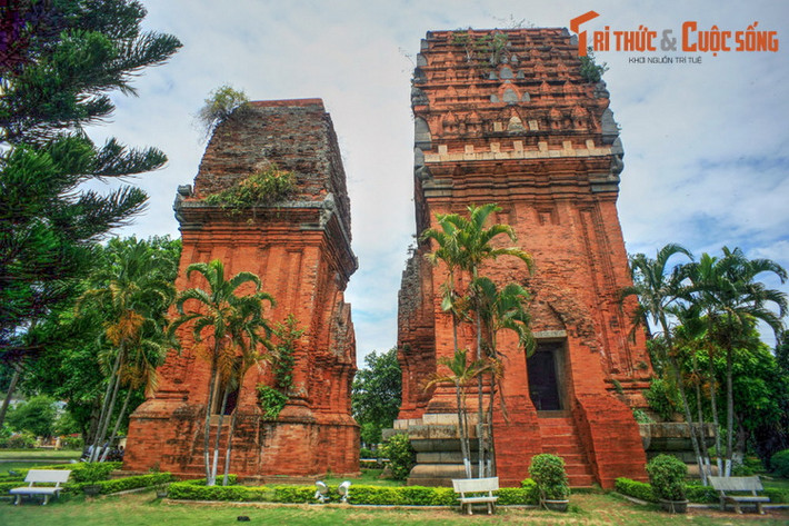 2. Tháp Đôi hay tháp Hưng Thạnh là tên gọi hai ngọn tháp Chăm tọa lạc tại phường Đống Đa, TP Quy Nhơn, tỉnh Bình Định. Hai tháp này được gọi là tháp Bắc và tháp Nam, đứng cạnh nhau trên khu đất bằng phẳng dưới chân một quả đồi.