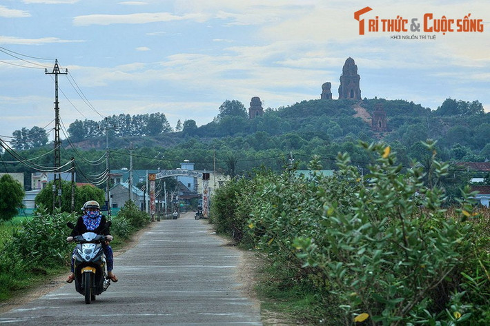 1. Nằm trên một ngọn đồi tại xã Phước Hiệp, huyện Tuy Phước, tỉnh Bình Định, tháp Bánh Ít được xây dựng vào khoảng thế kỷ thứ 10, là một trong những quần thể tháp Chăm có số công trình nhiều nhất Việt Nam, với bốn tòa tháp mang các chức năng khác nhau.
