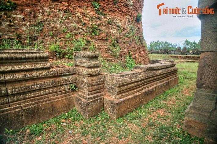 Giá trị của tháp Dương Long được thể hiện không chỉ ở chiều cao mà còn ở phong cách kiến trúc độc đáo. Đế tháp và các cửa giả được ghép bởi những tảng đá lớn chạm trổ công phu, dù đã hư hại nhiều do thời gian những vẫn toát lên vẻ đẹp tráng lệ.