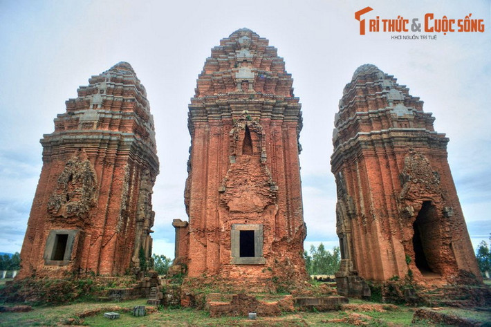 3. Được đánh giá là một trong những di tích Chăm đẹp và có quy mô lớn nhất Việt Nam, tháp Dương Long có niên đại từ khoảng thế kỷ 12, được xây dựng ở khu vực giáp ranh giữa hai xã Bình Hòa và An Chánh thuộc huyện Tây Sơn, tỉnh Bình Định ngày nay.