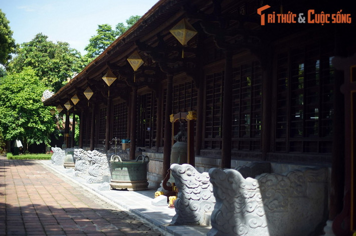 Có từ năm 1845, Tòa điện này được xây kiểu “trùng thiềm điệp ốc” như nhiều cung điện khác ở Huế, gồm hai tòa nhà song song, nhà trước 7 gian, nhà sau 5 gian. Mặt ngoài điện lắp các khung cửa kính. Công trình đặt trên nền cao, vỉa ốp đá thanh.
