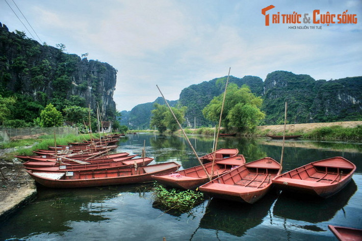 Nằm ở thôn Đam Khê, xã Ninh Hải, huyện Hoa Lư, tỉnh Ninh Bình, Thung Nắng là một trong những điểm đến hấp dẫn của quần thể danh thắng Tam Cốc – Bích Động. Hành trình khám phá Thung Nắng bắt đầu từ bến Thạch Bích, cách bến thuyền chính của Tam Cốc khoảng 500 mét.