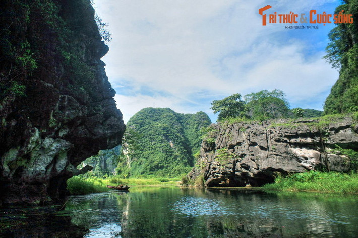 Mỗi ngọn núi ở nơi đây có một cái tên riêng, gắn với những huyền thoại được lưu truyền qua nhiều thế hệ, như núi Ba Dọi, Núi Cóc, núi Măng, núi Vàng…