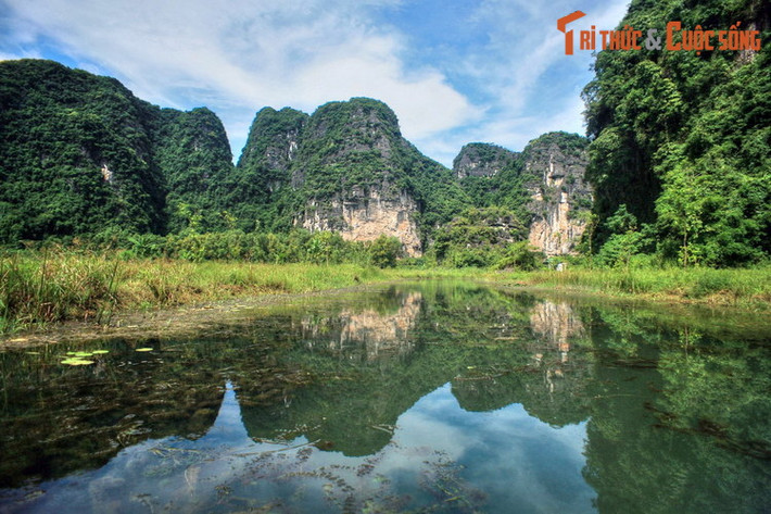 Trên hành trình này, du khách sẽ vượt qua khoảng 3 km đường thủy trên thuyền chèo tay của người dân địa phương. Đây là một quãng đường có phong cảnh tuyệt vời với những khối núi trùng điệp soi bóng xuống làn nước xanh.