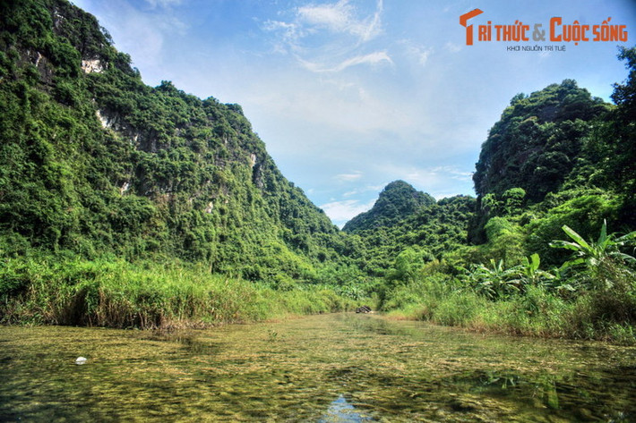 Sau cửa hang, Thung Nắng hiện ra với vẻ đẹp gây choáng ngợp. Đây là một vùng nước phẳng lặng, bốn bề được bao bọc bởi núi đá hùng vĩ.