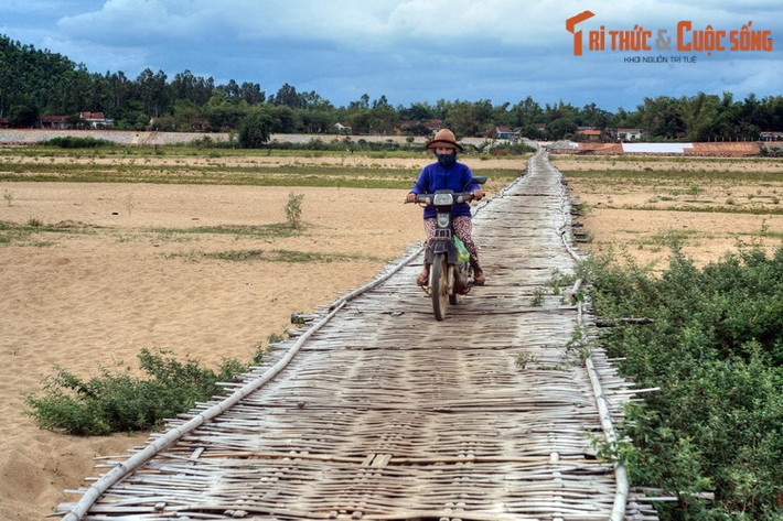 Do cầu tre hẹp, hai xe đi ngược chiều rất dễ xảy ra va chạm. Những người đi xe máy cẩn thận chỉ qua cầu khi thấy không có xe chạy ở chiều đối diện.