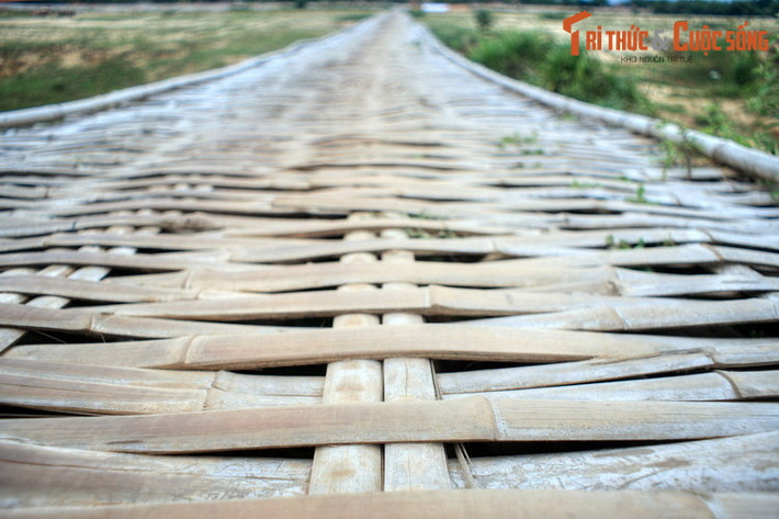 Mặt cây cầu này chỉ rộng tầm 1,5 mét, được làm bằng những thanh tre mỏng đan lại với nhau và chằng buộc bằng sợi thép. Hai bên cầu không có lan can.