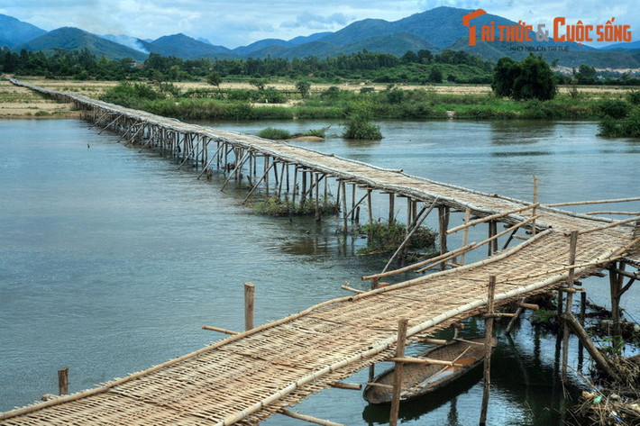 Trên phương diện du lịch, cầu tre An Chánh đã tạo nên một điểm đến có cảnh quan hấp dẫn với những nhịp cầu thô mộc bắc qua lòng sông rộng thênh thang, phía xa là núi non trùng điệp.